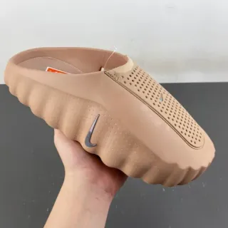 Nike بيج فضي هيكل الرغوة المصنوعة الجزء العلوي المثقب حذاء منزلي