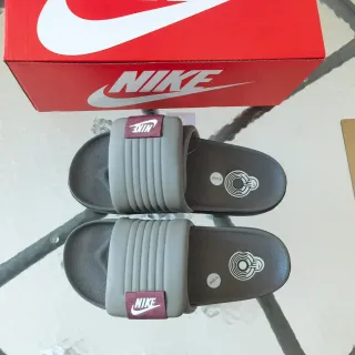 Nike Benassi JDI ग्रे और मरून स्लिपर्स