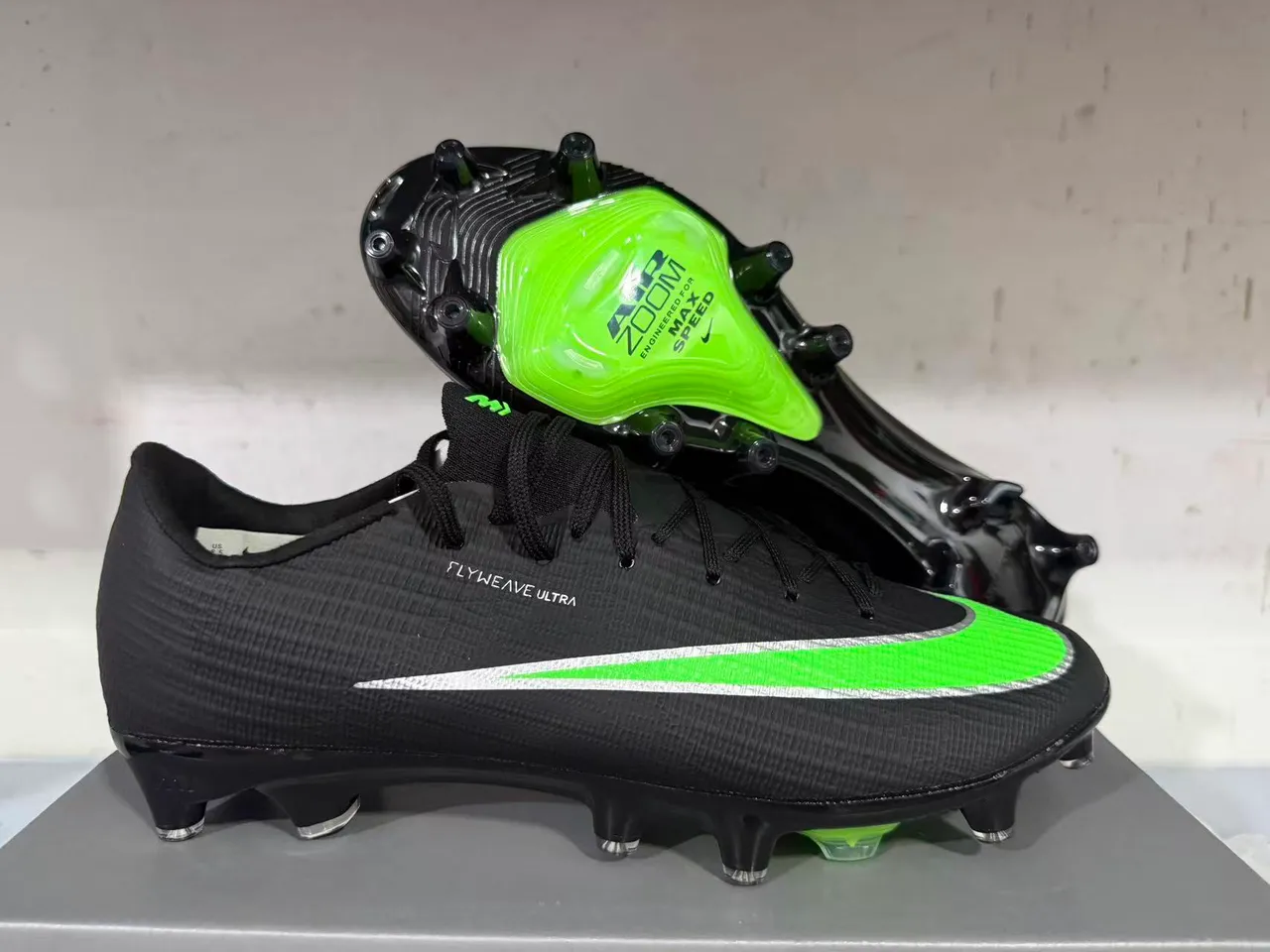 Nike 黑色绿色 飞织针织鞋面 霓虹强调条纹 碎钉足球鞋 9