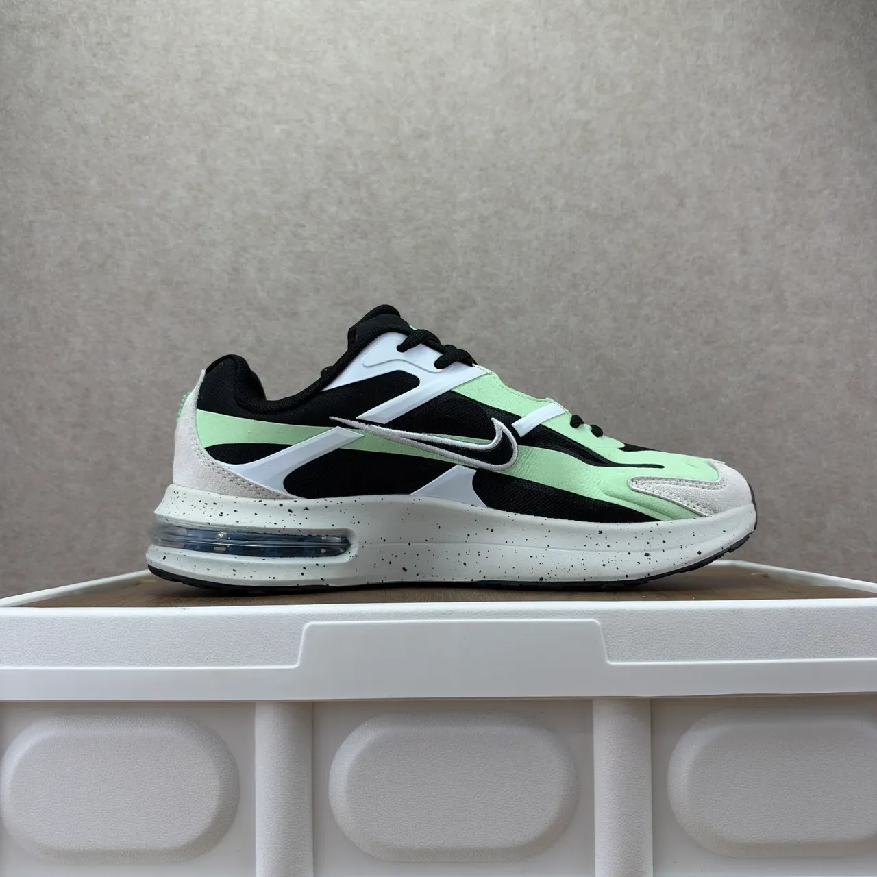 Nike Black Green Layered Synthetic Overlays Mint Accent Panels Lifestyle Sneakers 2