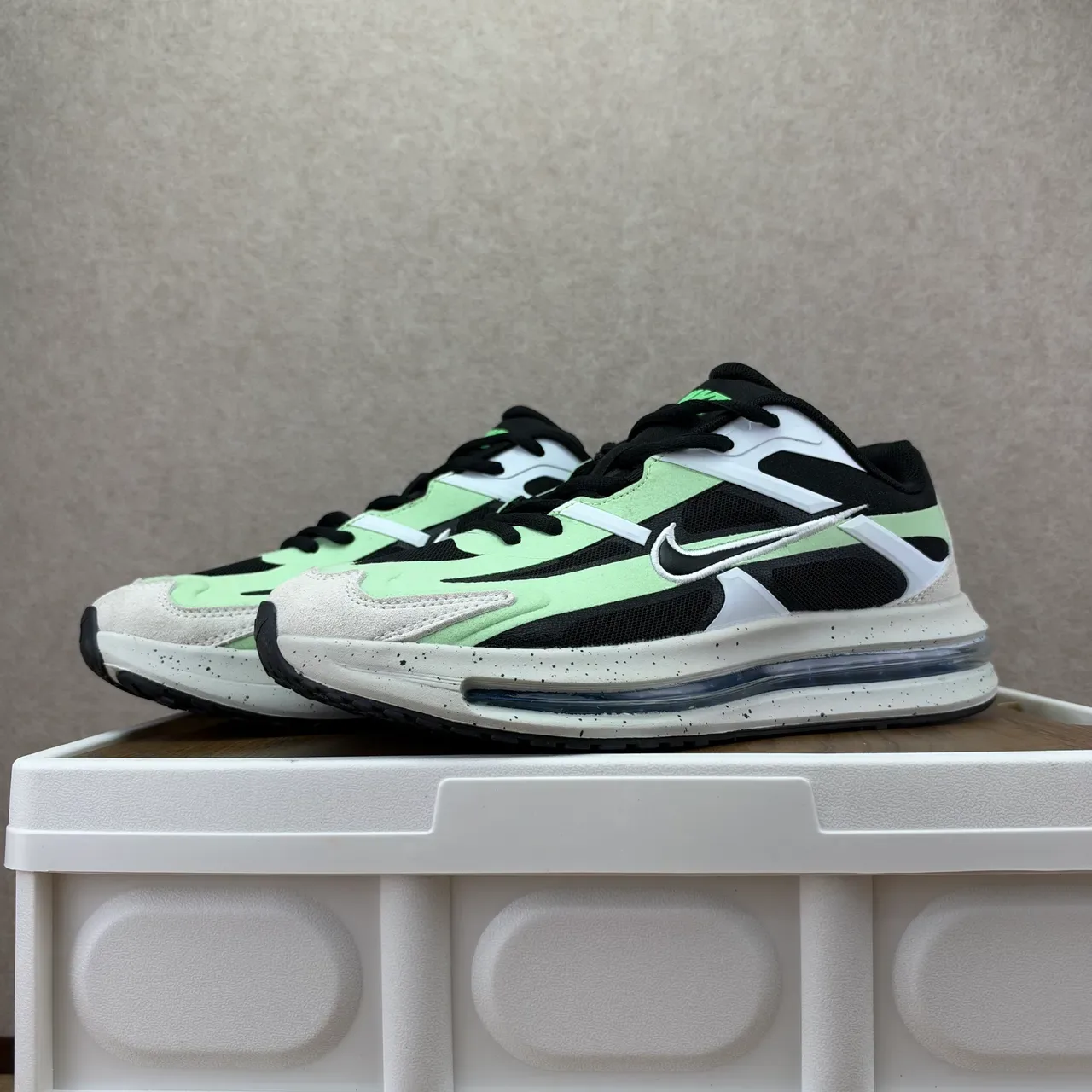 Nike Black Green Layered Synthetic Overlays Mint Accent Panels Lifestyle Sneakers 3