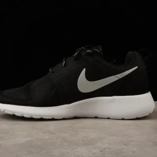 Nike Sneakers Lifestyle Minimalistas Con Silueta Minimalista Con Upper De Tejido Negro Y Blanco