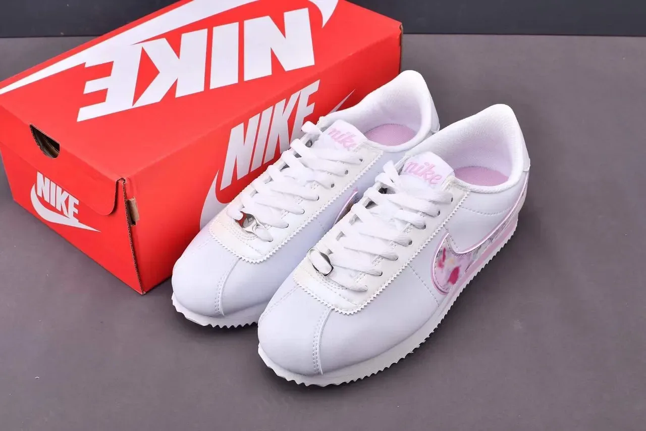 Nike Cortez Zapatillas con estampado floral blanco y rosa lifestyle 2