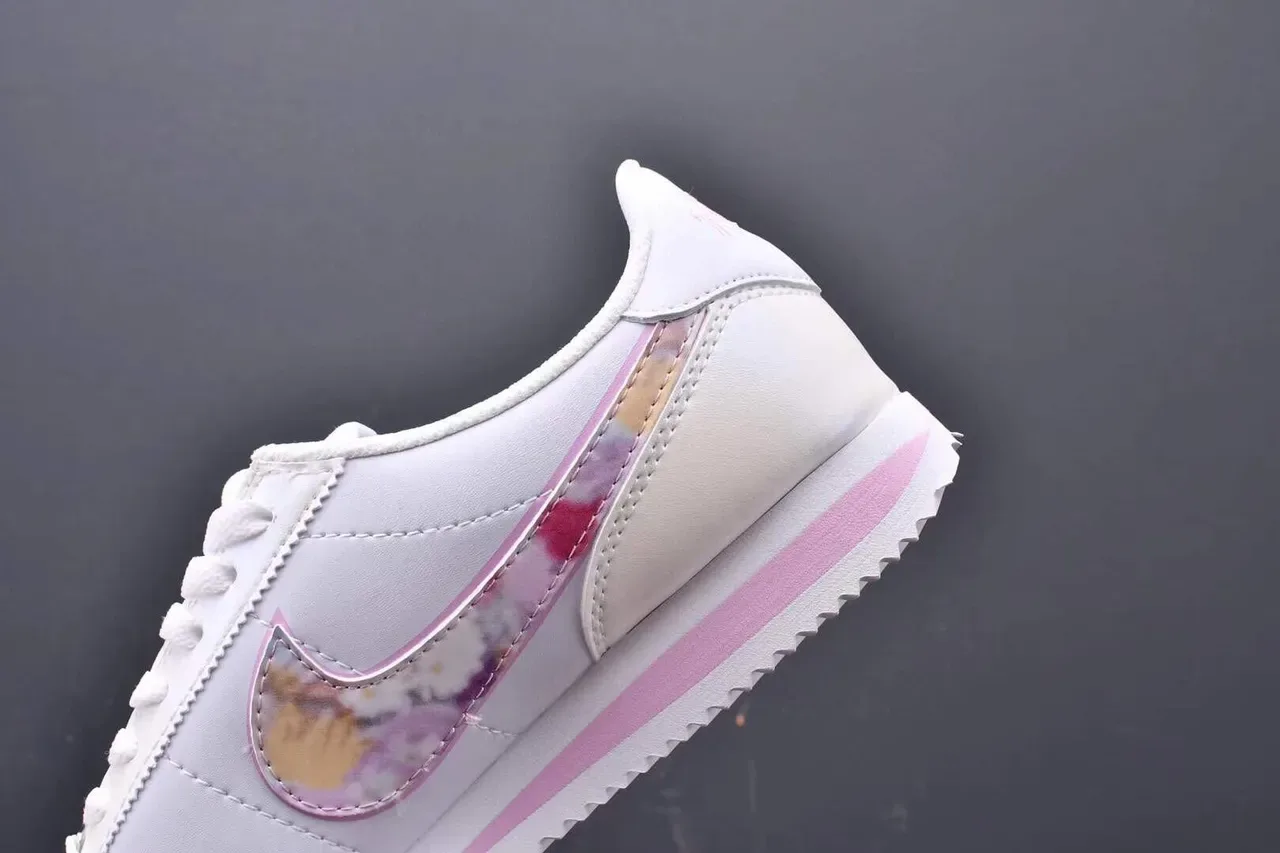 Nike Cortez Zapatillas con estampado floral blanco y rosa lifestyle 6