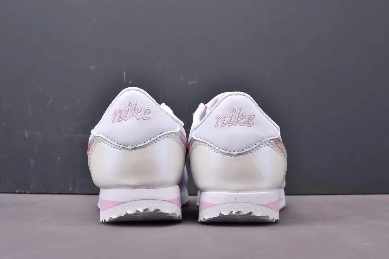 Nike Cortez Zapatillas con estampado floral blanco y rosa lifestyle 8