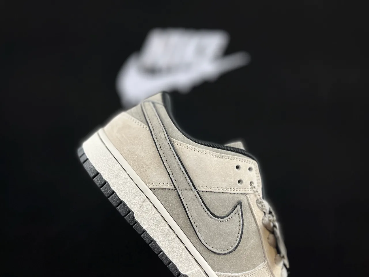 Nike Dunk Low Chaussures de Skateboard en Daim Gris 4