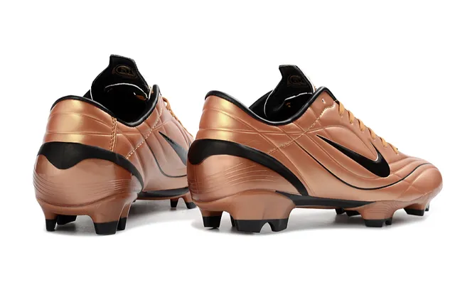 Nike 金黑金属铜 鞋面 绗缝 合成 构造 硬地 足球鞋 5