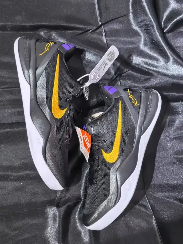 Zapatillas de baloncesto Nike Kobe negro y amarillo low-top con upper de malla tejida 2