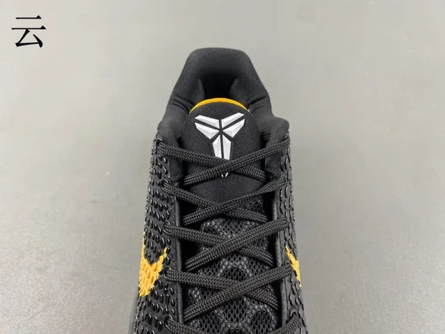 Nike Kobe Negro Amarillo Textura Pébble Parte Superior Bold Swoosh Zapatos de Baloncesto 20