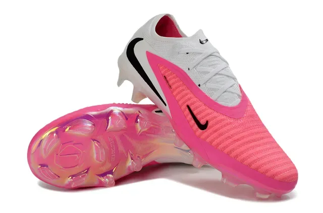 Nike Mercurial Chaussures de football blanc et rose avec upper en maille, bandeau du pied central avec côtes et crampons pour terrain ferme 5