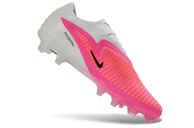 Nike Mercurial Chaussures de football blanc et rose avec upper en maille, bandeau du pied central avec côtes et crampons pour terrain ferme 6