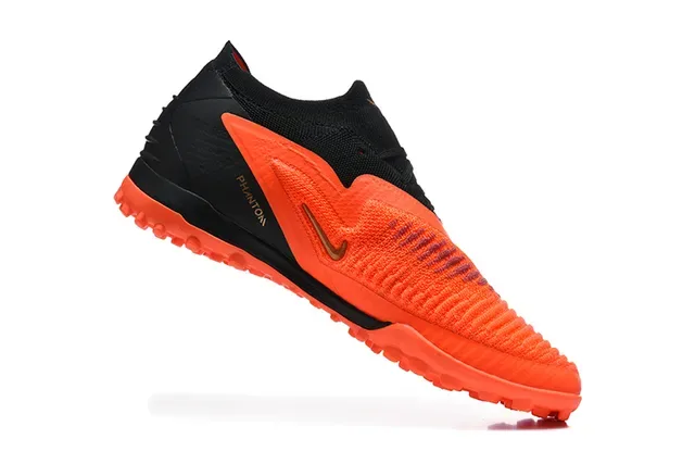 Nike Chaussures de Football Turf Orange et Noir Low-Cut Knit Upper Conical Studs 3