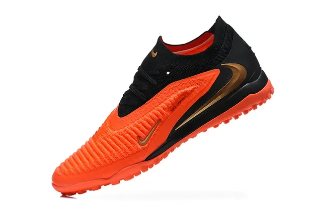 Nike Chaussures de Football Turf Orange et Noir Low-Cut Knit Upper Conical Studs 4