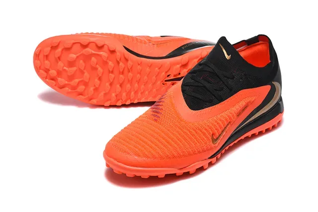 Nike Chaussures de Football Turf Orange et Noir Low-Cut Knit Upper Conical Studs 6