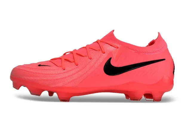 Nike Phantom GT Chaussures de football rose et noir avec upper en knit, col sock-fit, semelles firm-ground 8