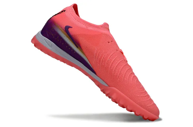 Nike Sapatos de futebol para grama com upper de malha rosa roxa, overlay de Swoosh facetado 2