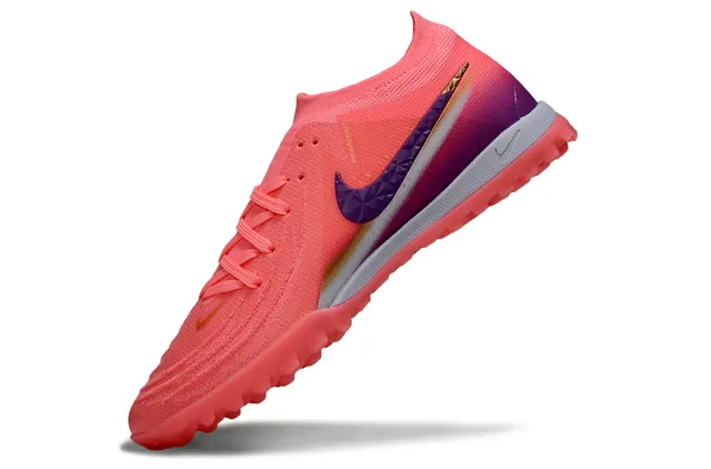 Nike Sapatos de futebol para grama com upper de malha rosa roxa, overlay de Swoosh facetado 3