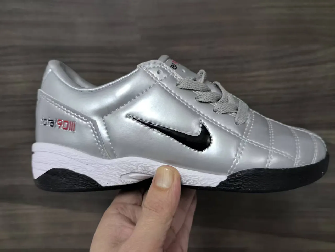 Nike Total 90 III أحذية كرة القدم الداخلية لون فضي معدني أسود 2