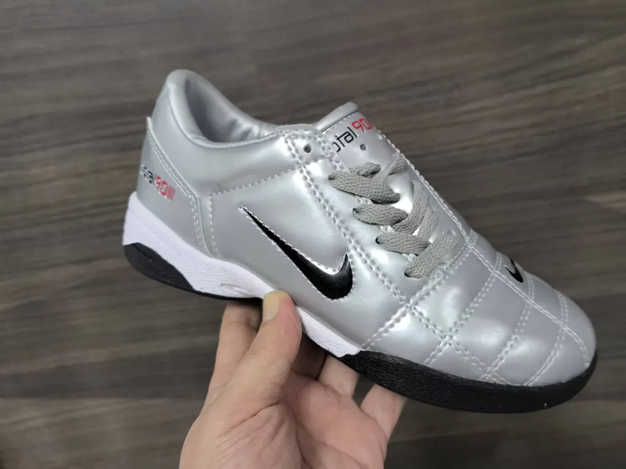 Nike Total 90 III أحذية كرة القدم الداخلية لون فضي معدني أسود 3