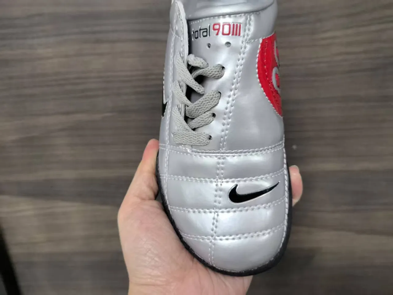 Nike Total 90 III أحذية كرة القدم الداخلية لون فضي معدني أسود 4