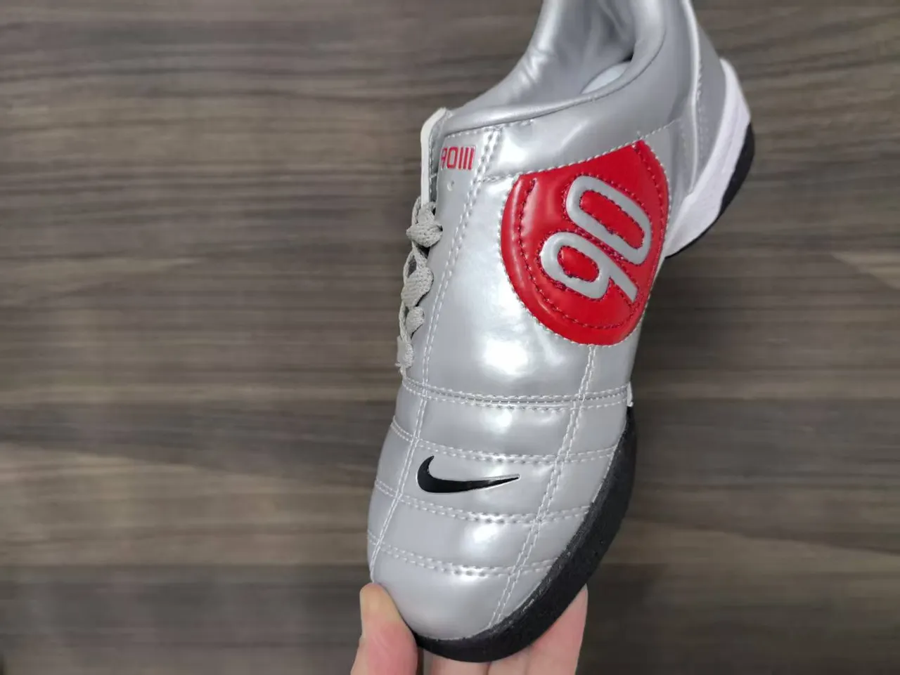 Nike Total 90 III أحذية كرة القدم الداخلية لون فضي معدني أسود 5