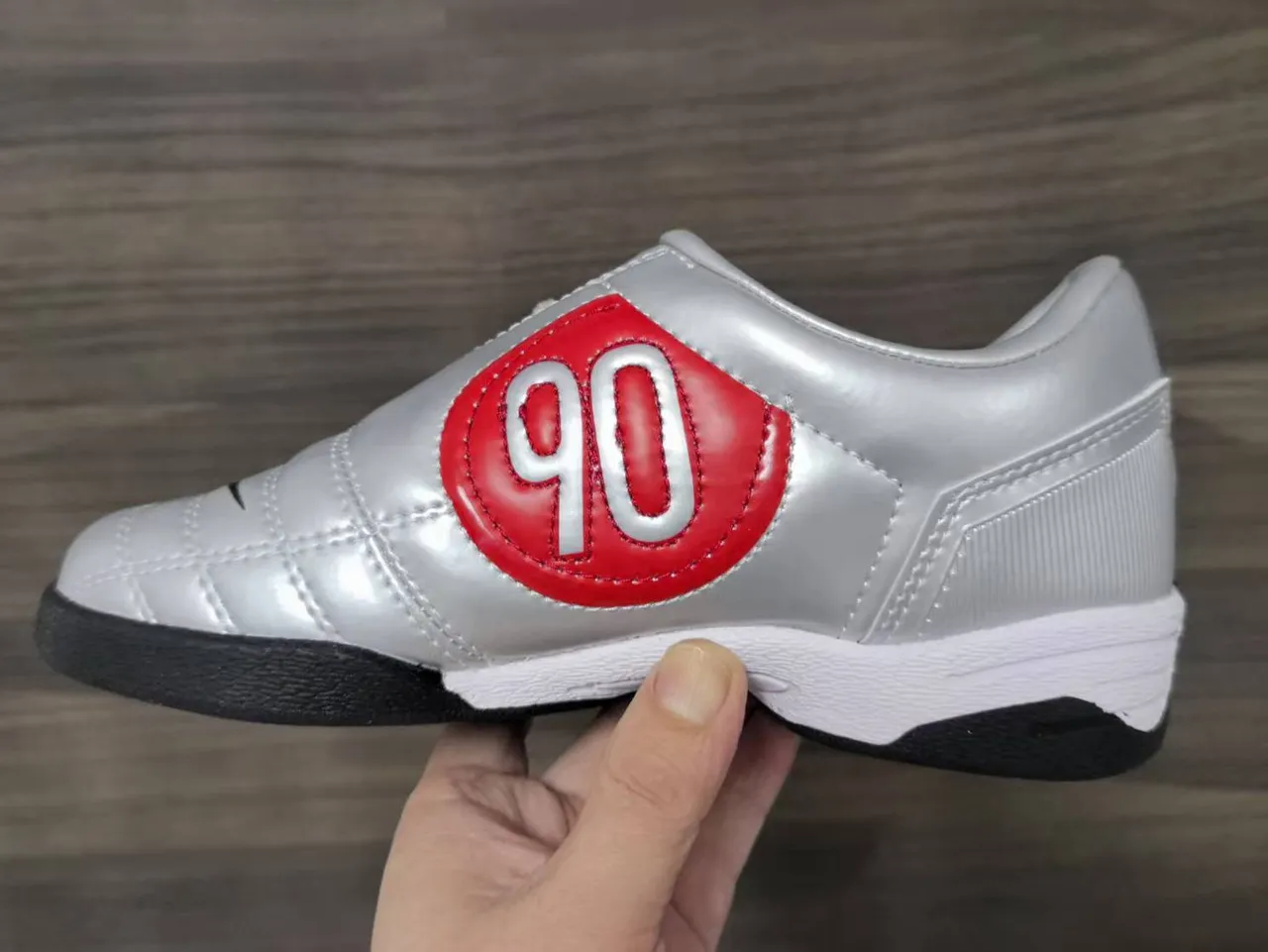 Nike Total 90 III أحذية كرة القدم الداخلية لون فضي معدني أسود 6