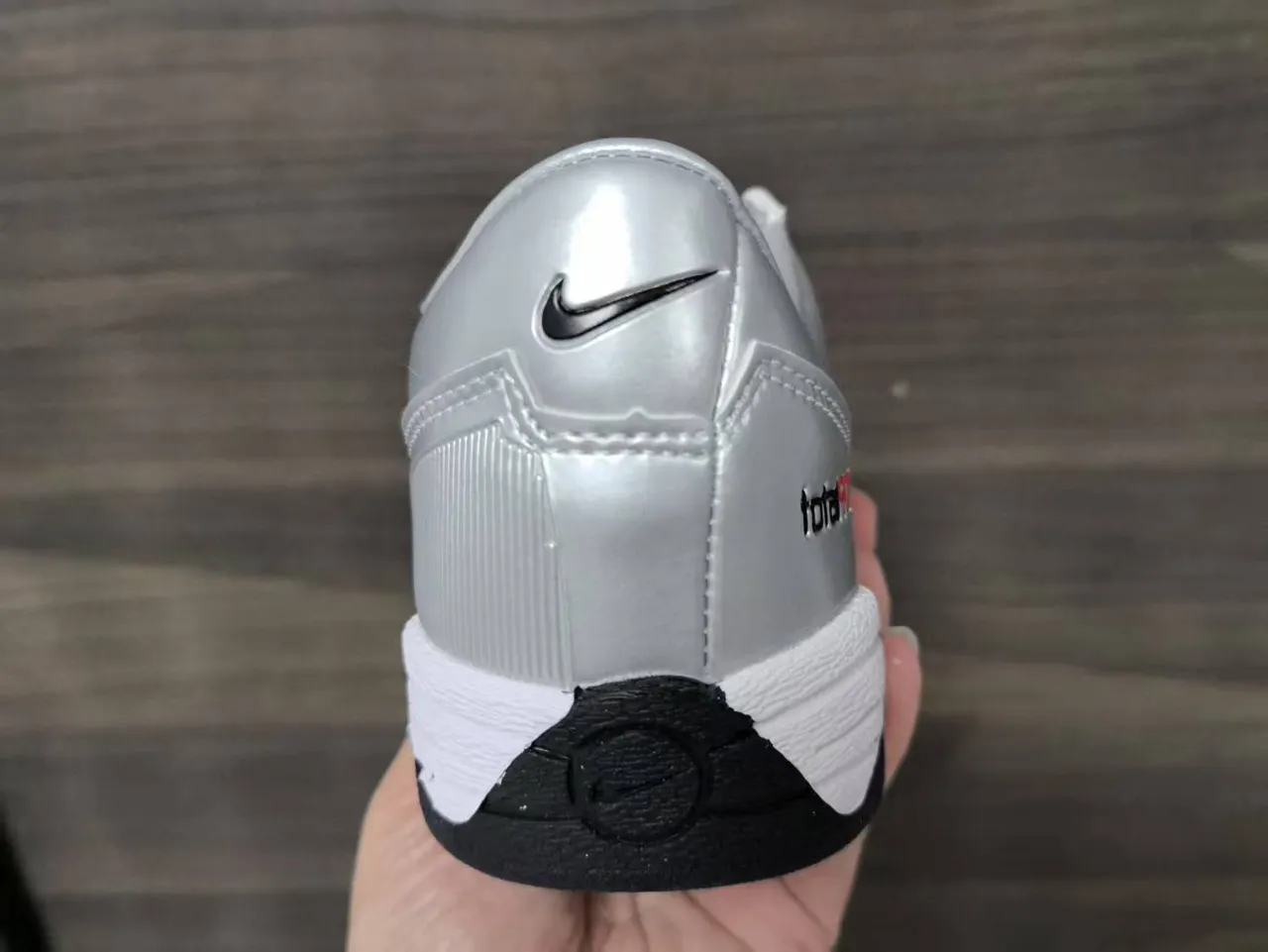 Nike Total 90 III أحذية كرة القدم الداخلية لون فضي معدني أسود 8