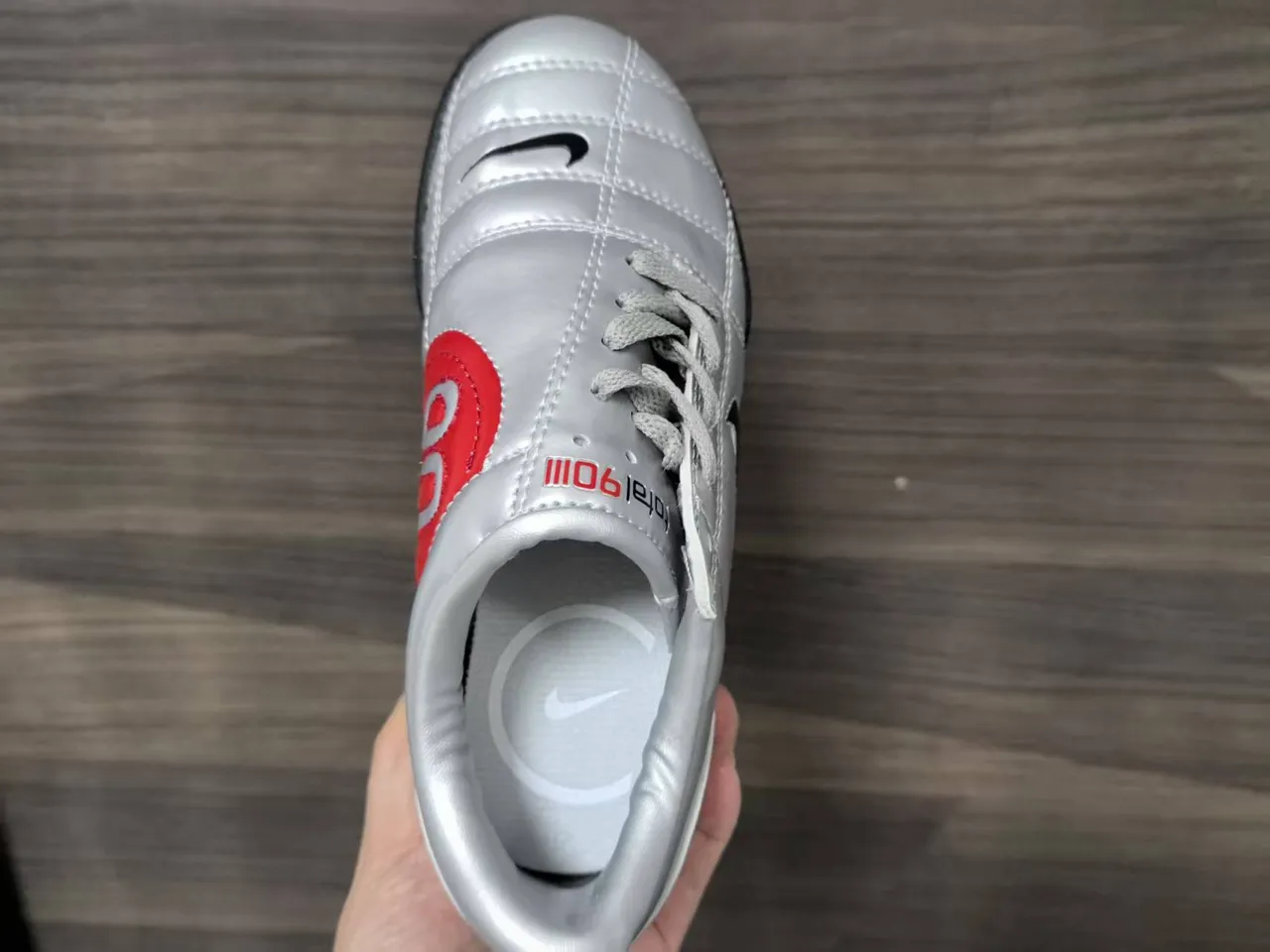 Nike Total 90 III أحذية كرة القدم الداخلية لون فضي معدني أسود 9