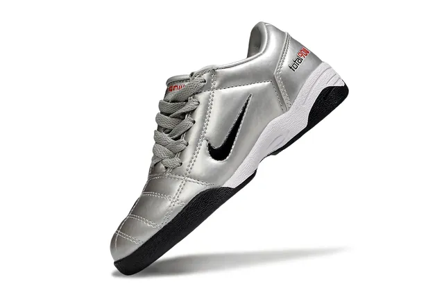 Nike Total 90 III أحذية كرة القدم الداخلية لون فضي معدني أسود 12