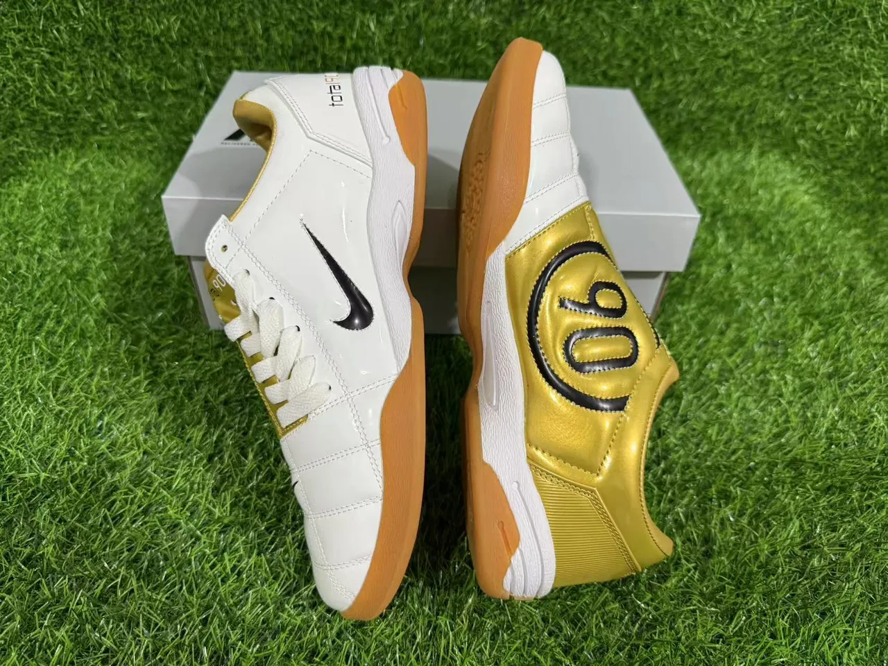 Nike Total 90 III أبيض ذهبي أحذية كرة القدم الداخلية 2