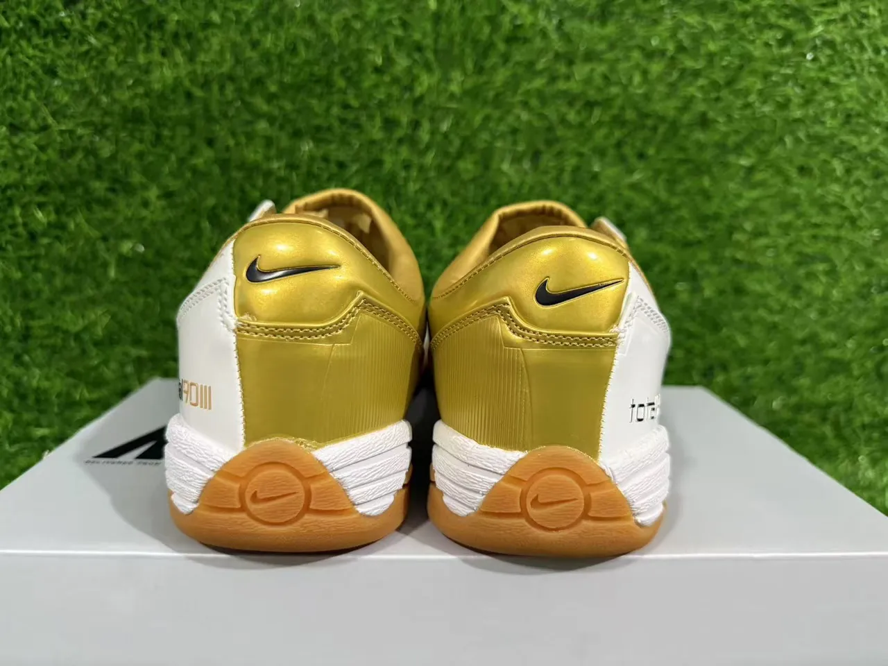 Nike Total 90 III أبيض ذهبي أحذية كرة القدم الداخلية 3