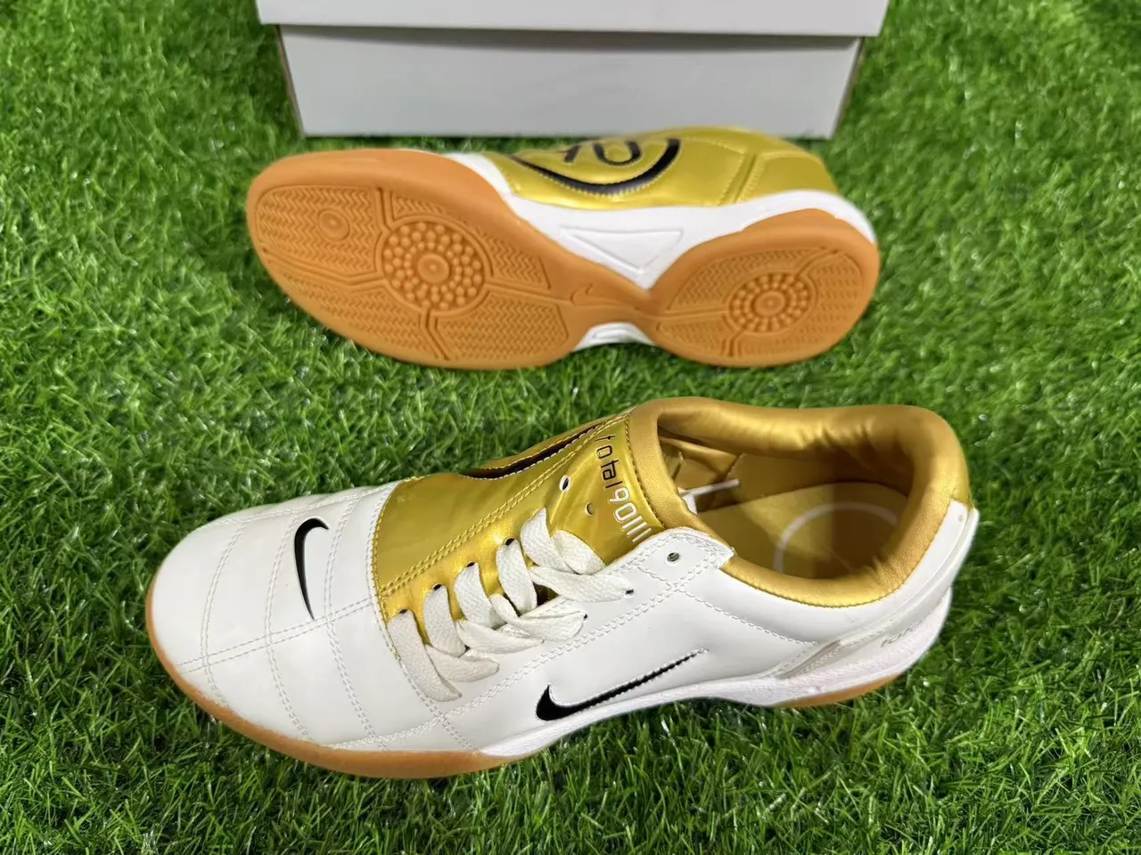 Nike Total 90 III أبيض ذهبي أحذية كرة القدم الداخلية 4
