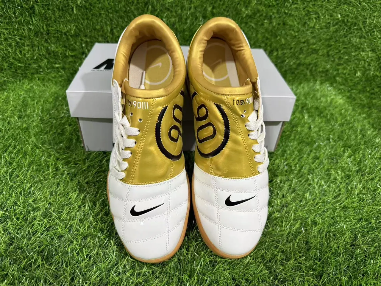 Nike Total 90 III أبيض ذهبي أحذية كرة القدم الداخلية 5