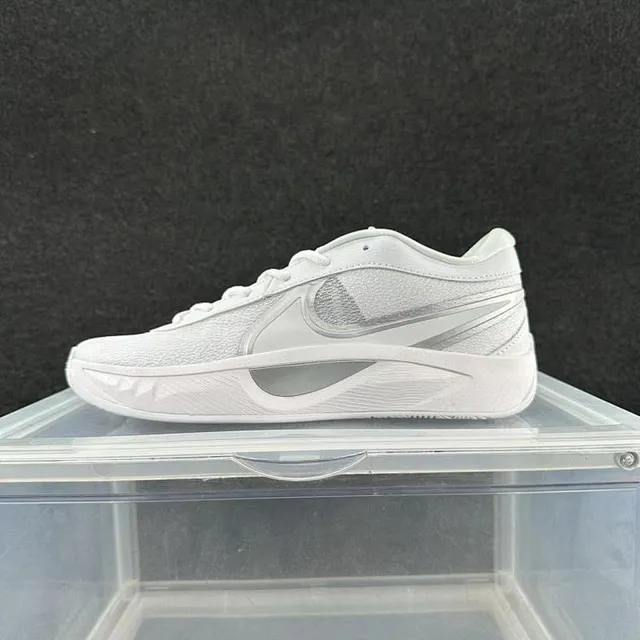 Chaussures de basket Nike blanches et argentées Low-Top en maille et synthétique 2