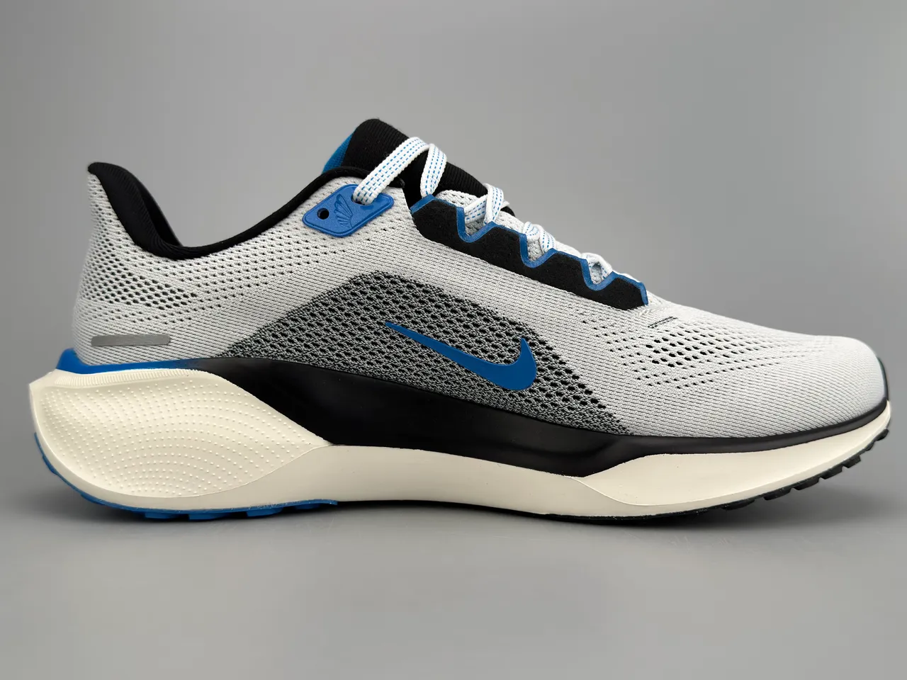 Nike White Blue Engineered Mesh Upper Black Synthetic Overlays Running Shoes 10