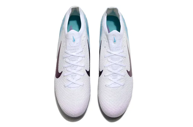 Nike Chaussures de football avec empeine en maille blanc et bleu, Swoosh iridescent violet, pour terrain ferme 2