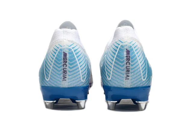 Nike Chaussures de football avec empeine en maille blanc et bleu, Swoosh iridescent violet, pour terrain ferme 4