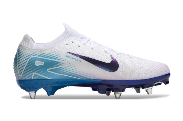 Nike Chaussures de football avec empeine en maille blanc et bleu, Swoosh iridescent violet, pour terrain ferme 7
