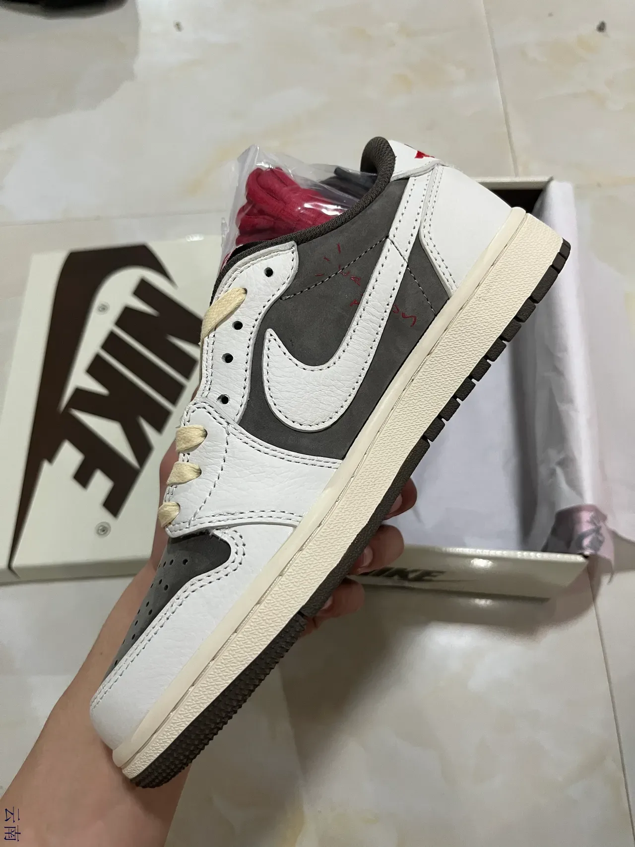 Nike tênis lifestyle branco e cinza low-top layered couro-suede 4