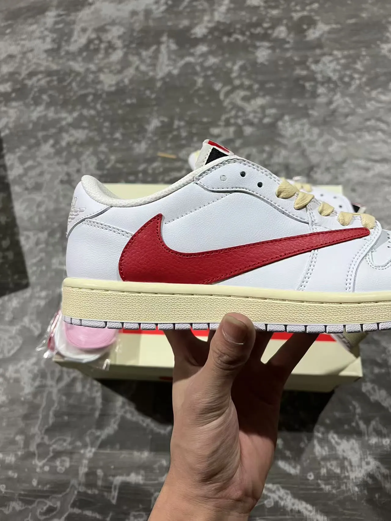 Nike White Red Low-Top Leather Upper Lifestyle Sneakers 7