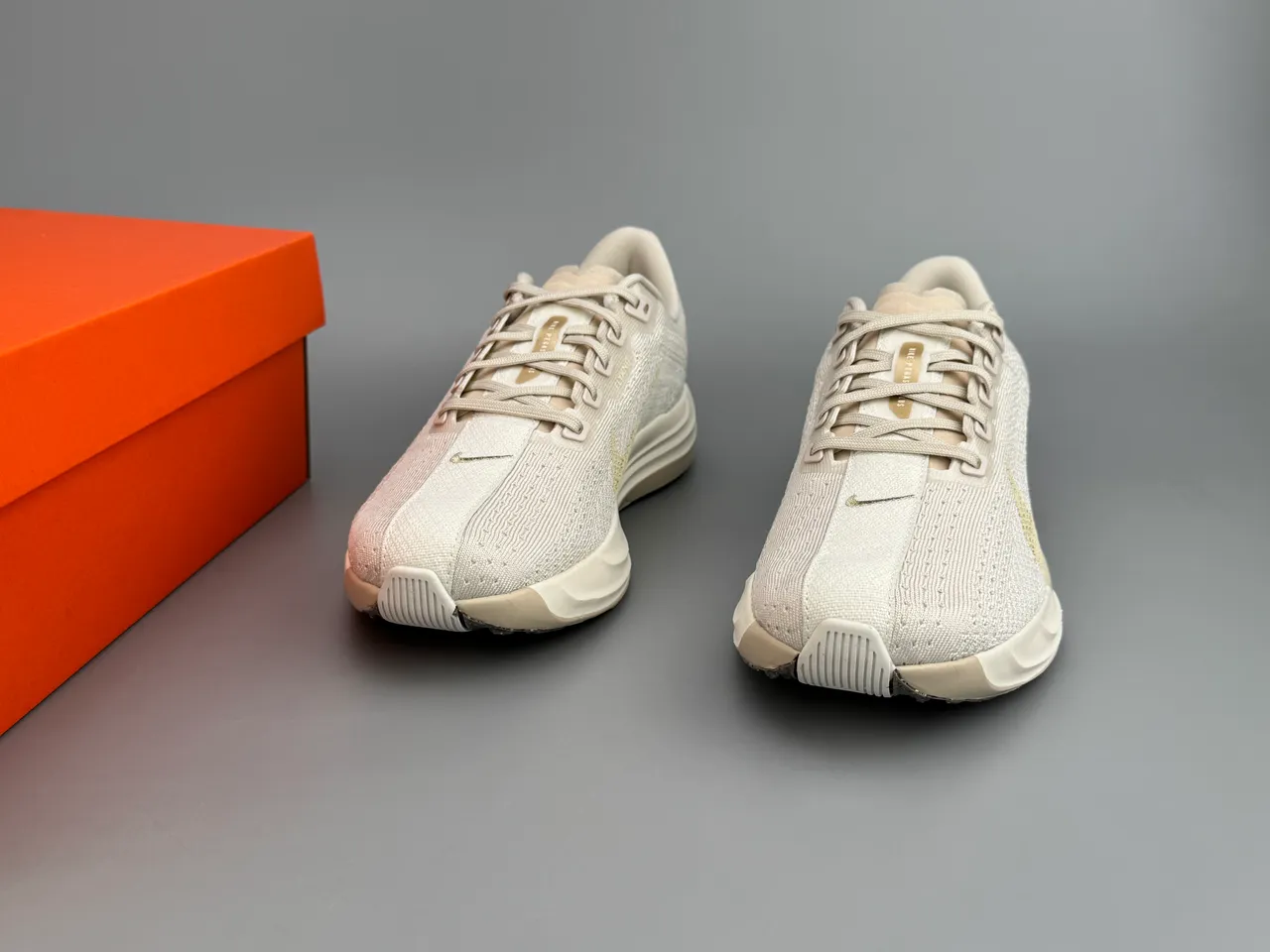 Nike ZoomX Beige Gold Knit Upper Midsole Tênis de Running 3