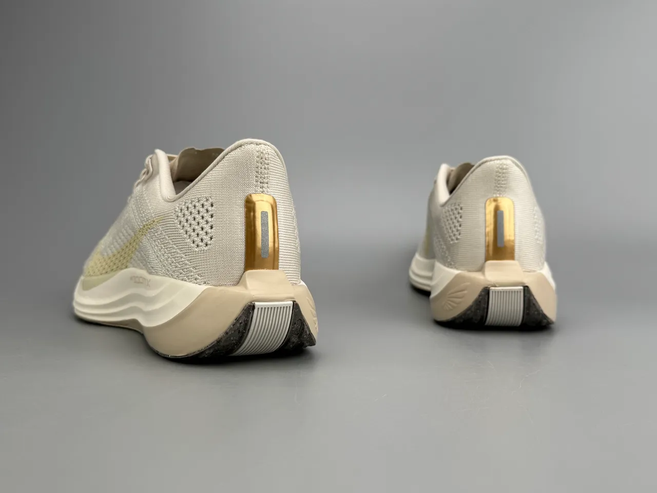 Nike ZoomX Beige Gold Knit Upper Midsole Tênis de Running 4