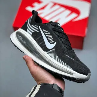 Nike ZoomX أسود أبيض الجزء العلوي من الشبكة المُهندسة التغطية الديناميكية المخططة أحذية الجري
