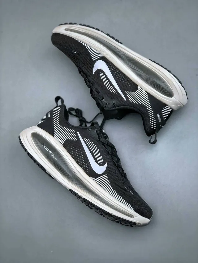 Nike ZoomX Black White Engineered Mesh Upper Dynamic Striped Overlay Running Shoes 9