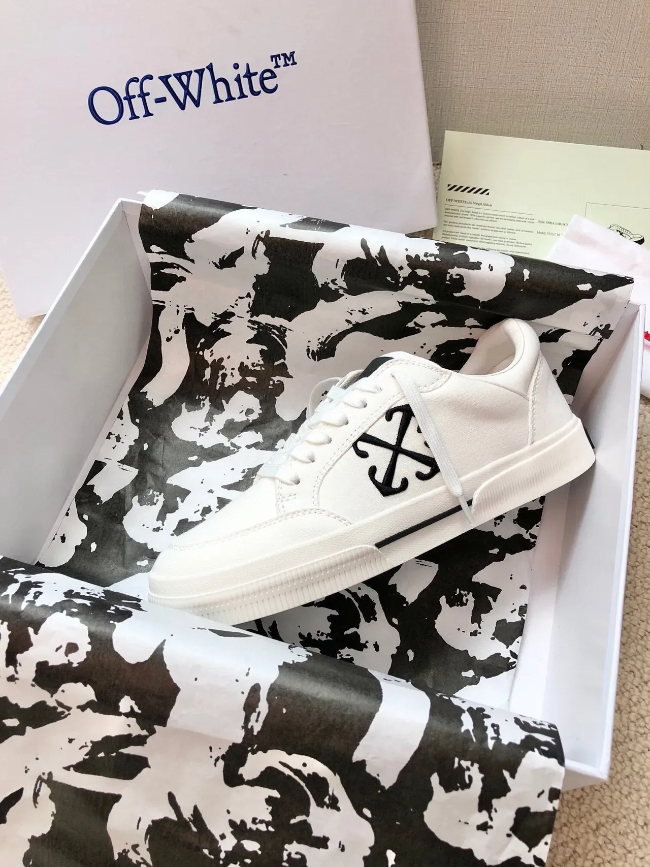 Off-White Black Canvas Upper Low-Top Silhouette Lifestyle Sneakers 4