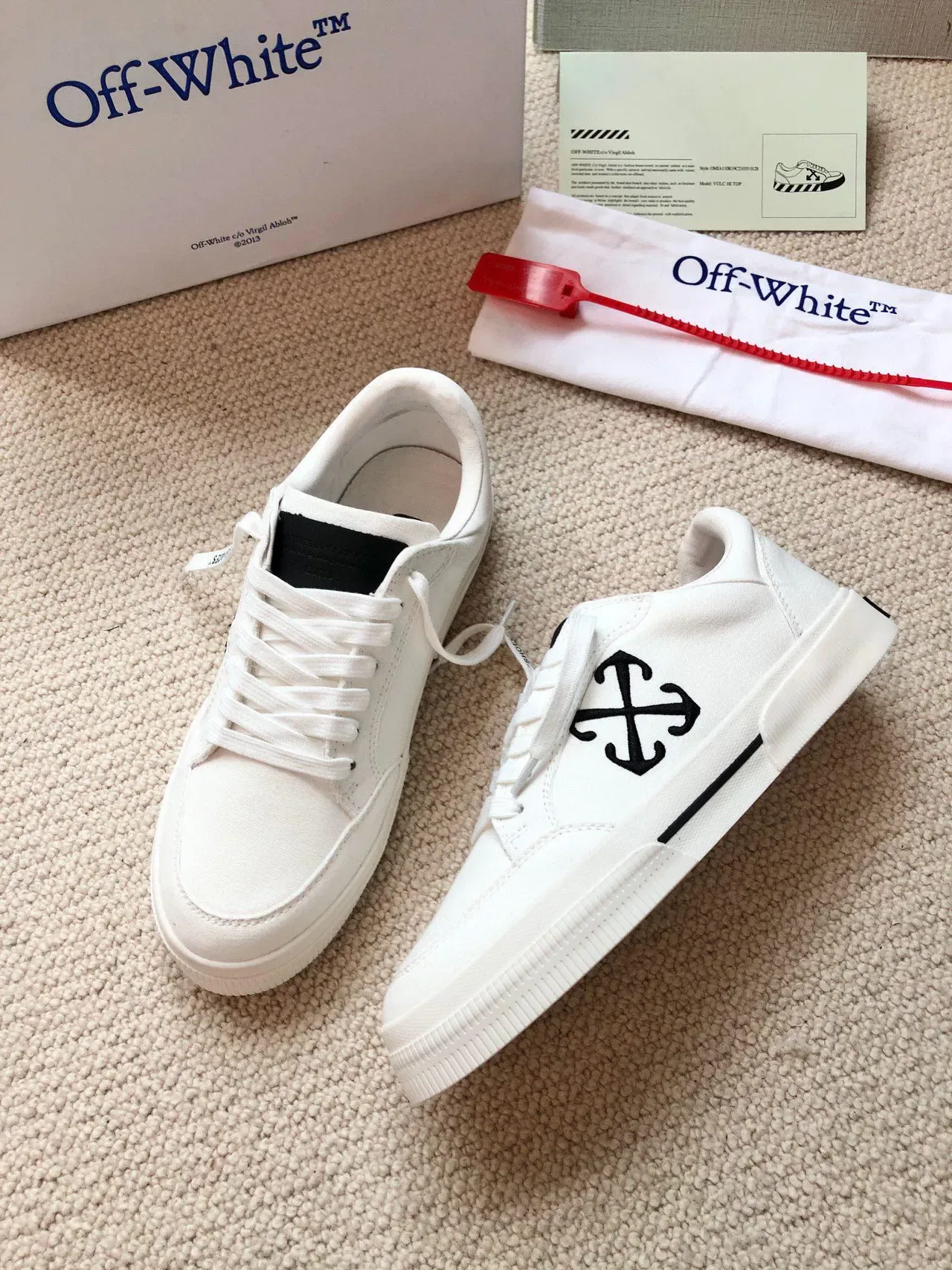 Off-White Black Canvas Upper Low-Top Silhouette Lifestyle Sneakers 7