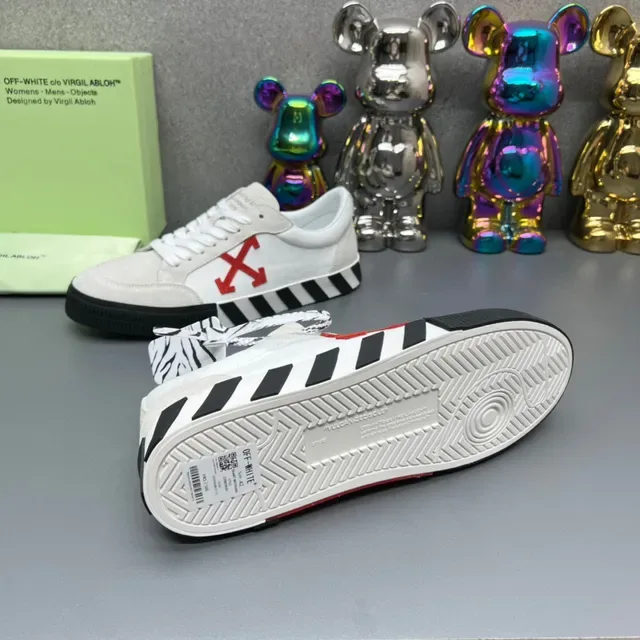 Off-White Tênis Lifestyle de Camurça Vermelha com Logotipo de Flecha Diagonal 2
