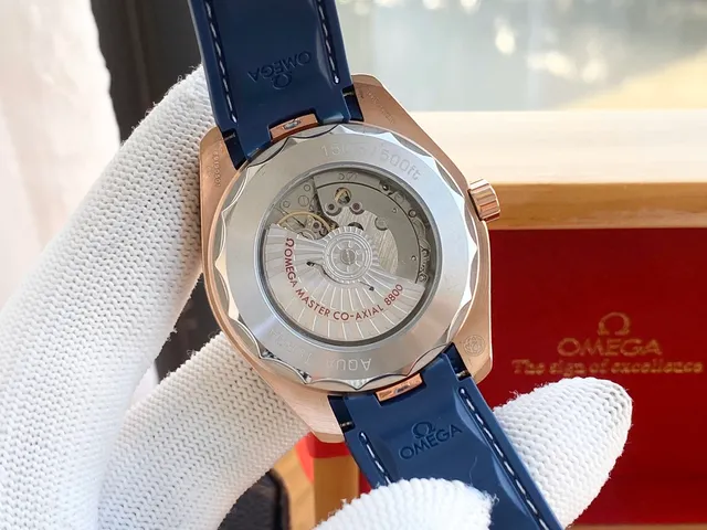 Omega Seamaster Aqua Terra Worldtimer Montre en Or Rose Cadran Blanc Sangle Bleue Mécanique 3