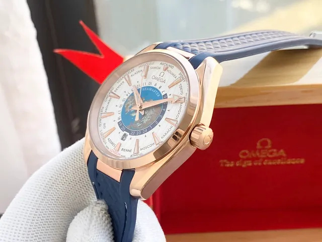 Omega Seamaster Aqua Terra Worldtimer Montre en Or Rose Cadran Blanc Sangle Bleue Mécanique 4