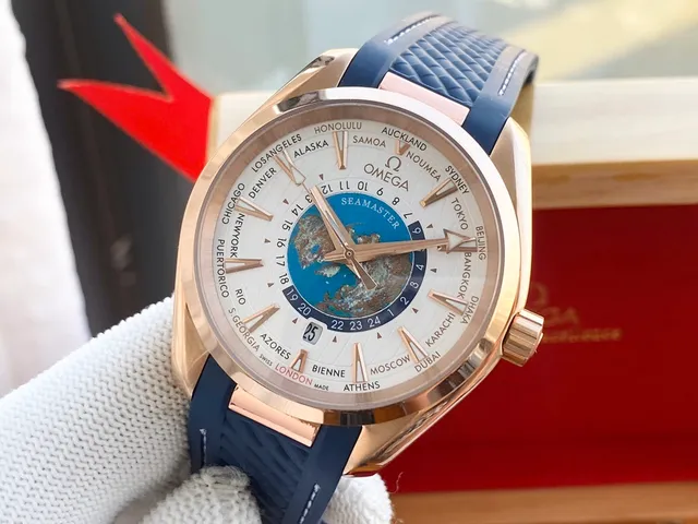 Omega Seamaster Aqua Terra Worldtimer Montre en Or Rose Cadran Blanc Sangle Bleue Mécanique 5